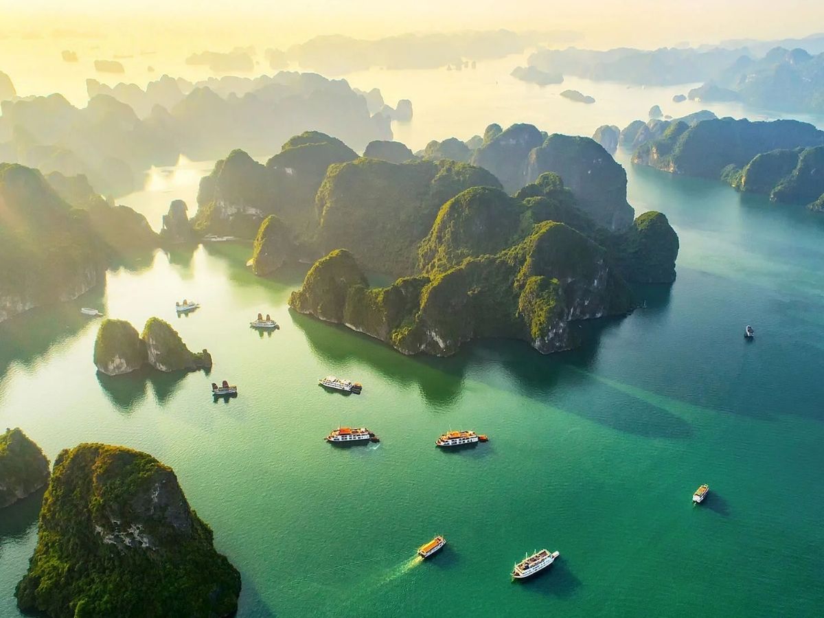 Cảnh sắc Vịnh Hạ Long trong không khí lành lạnh dường như thêm phần huyền ảo, lãng mạn.