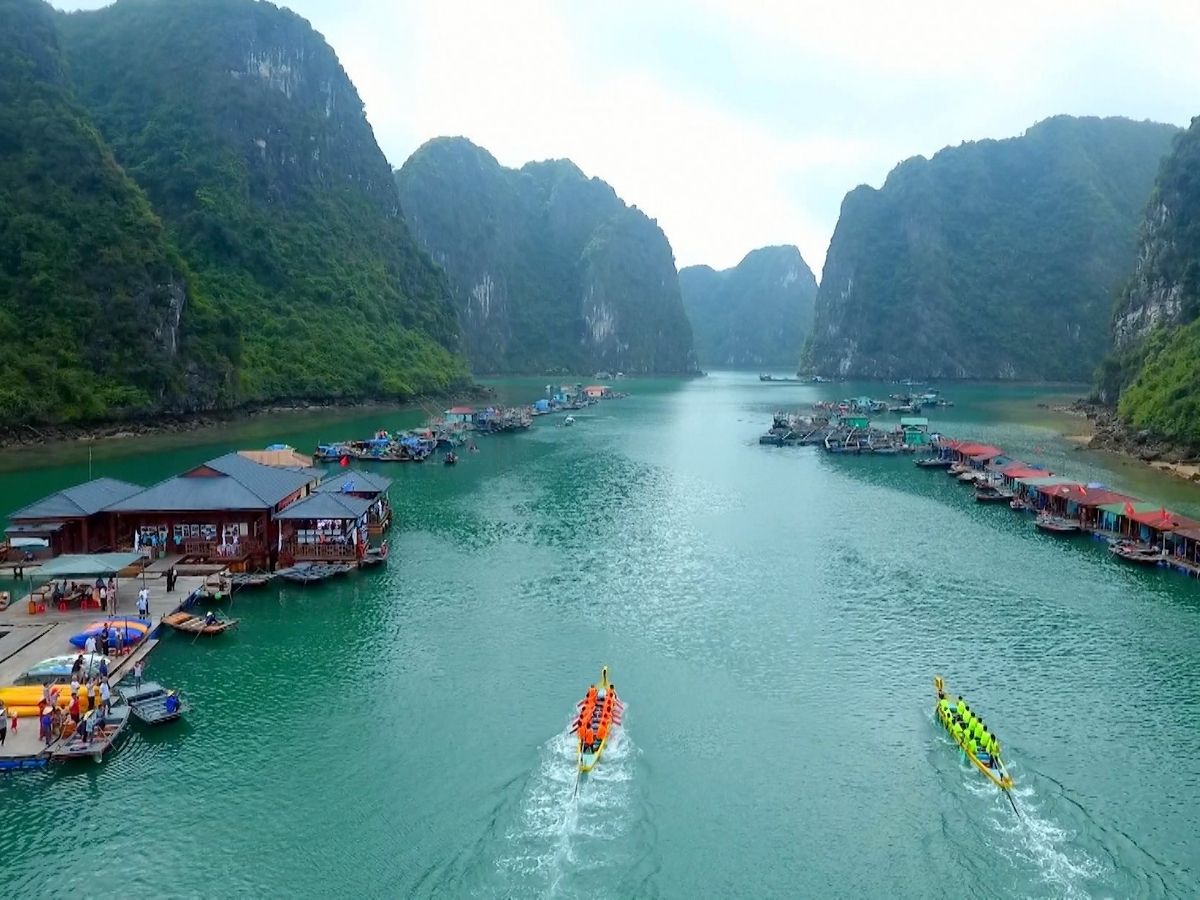 Làng chài Cửa Vạn vẫn giữ nét mộc mạc, giản dị với những căn nhà nổi lênh đênh trên mặt nước.