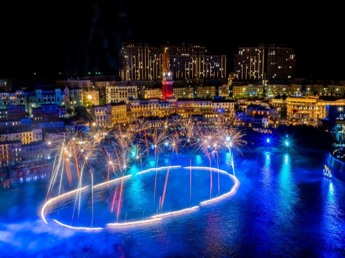 Sân khấu nhạc nước tại Tuần Châu thường xuyên trình diễn các tiết mục kết hợp âm nhạc, ánh sáng và hiệu ứng nước độc đáo.