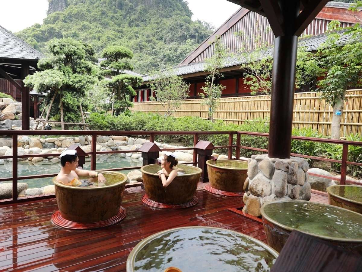 Yoko Onsen Quang Hanh đem lại trải nghiệm chăm sóc sức khỏe đậm phong cách Nhật với hệ thống suối khoáng nóng tự nhiên.