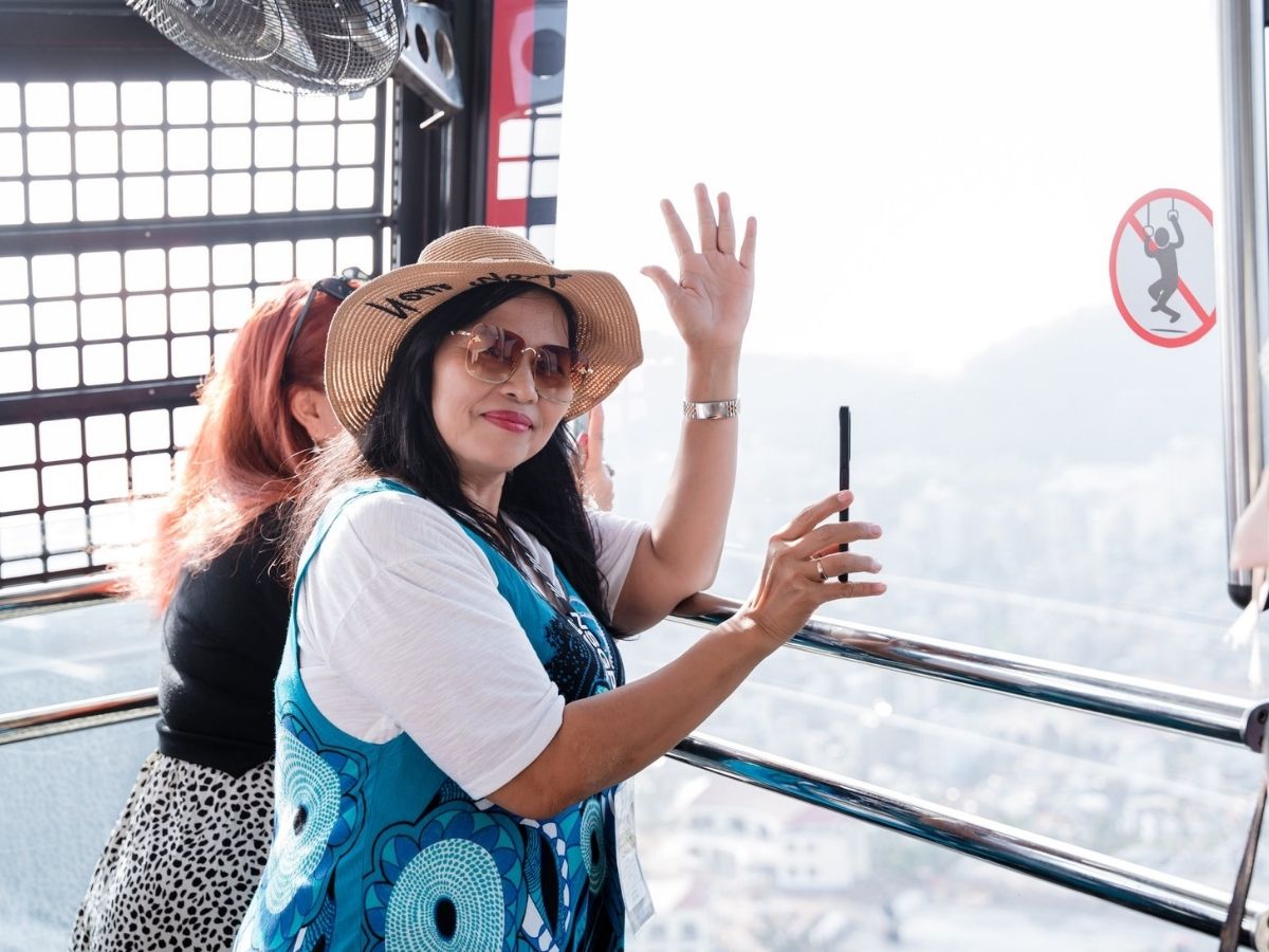 Queen Cable Car là tuyến cáp treo hiện đại du khách ngắm toàn cảnh vịnh Hạ Long.