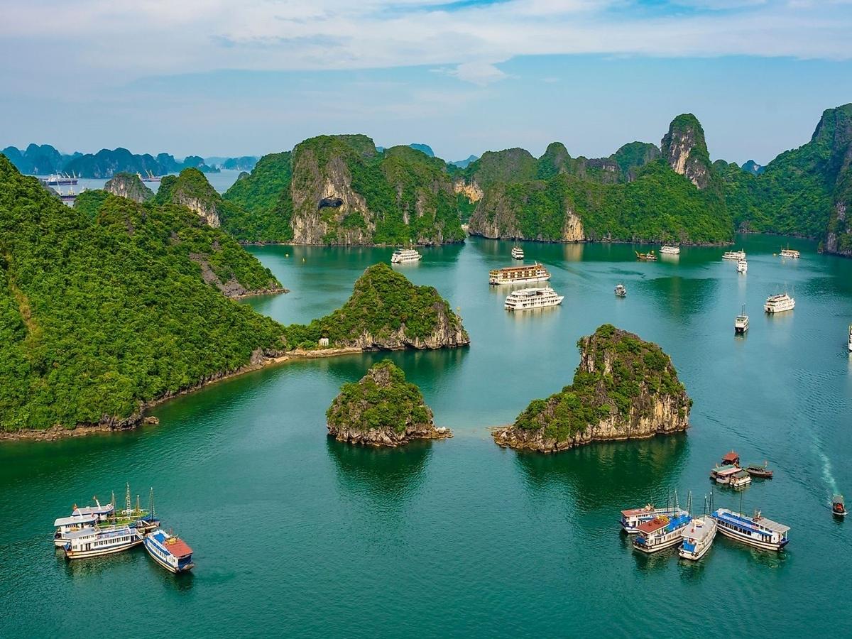 Vịnh Hạ Long những ngày tết khoác lên mình vẻ mờ ảo khi màn sương nhẹ phủ lên hàng nghìn đảo đá vôi nhấp nhô giữa làn nước xanh ngọc