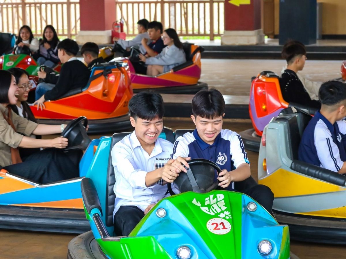 Sun World Ha Long đem đến không gian giải trí đa dạng với hệ thống trò chơi mạo hiểm cùng nhiều màn biểu diễn nghệ thuật hấp dẫn.