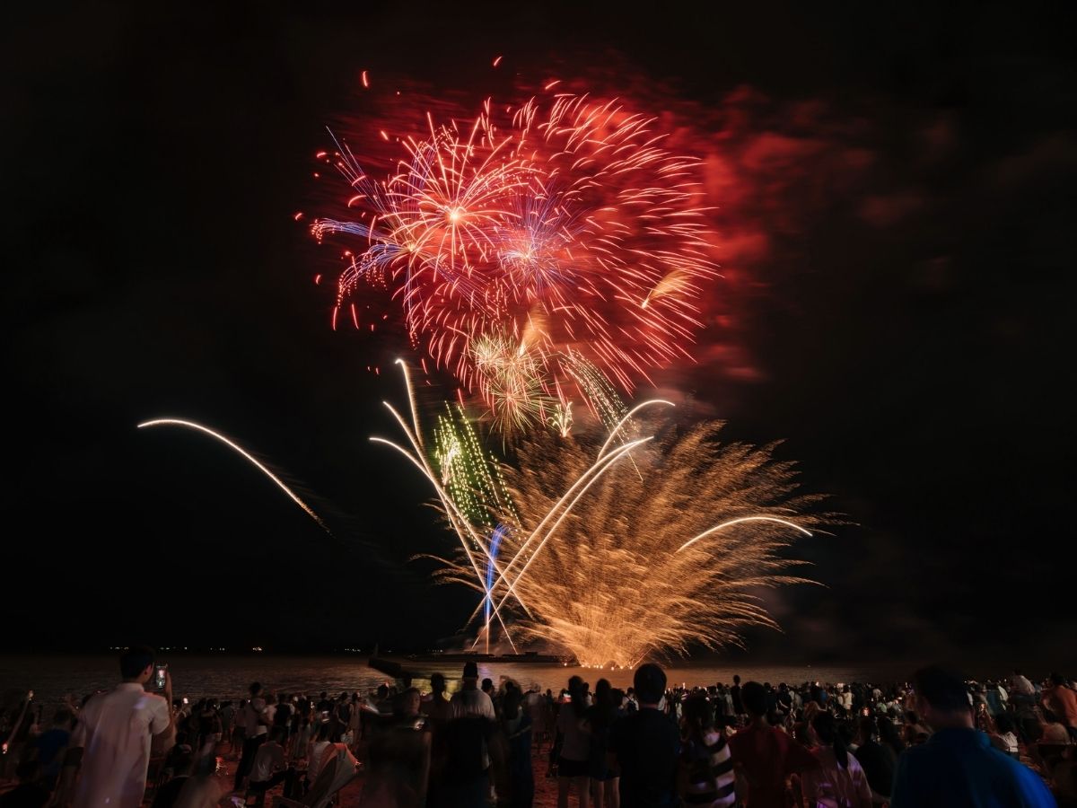 Quảng Ninh bừng lên sức sống nhờ chương trình "Vịnh Rồng tỏa sáng" với quy mô lớn.