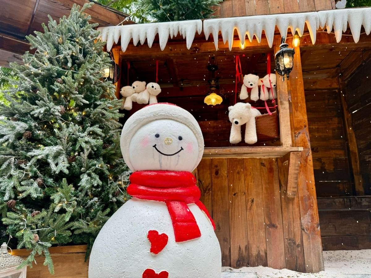 Một số quán còn lắp đặt máy phun sương để tạo hiệu ứng tuyết rơi, đặc biệt ấn tượng vào buổi tối.