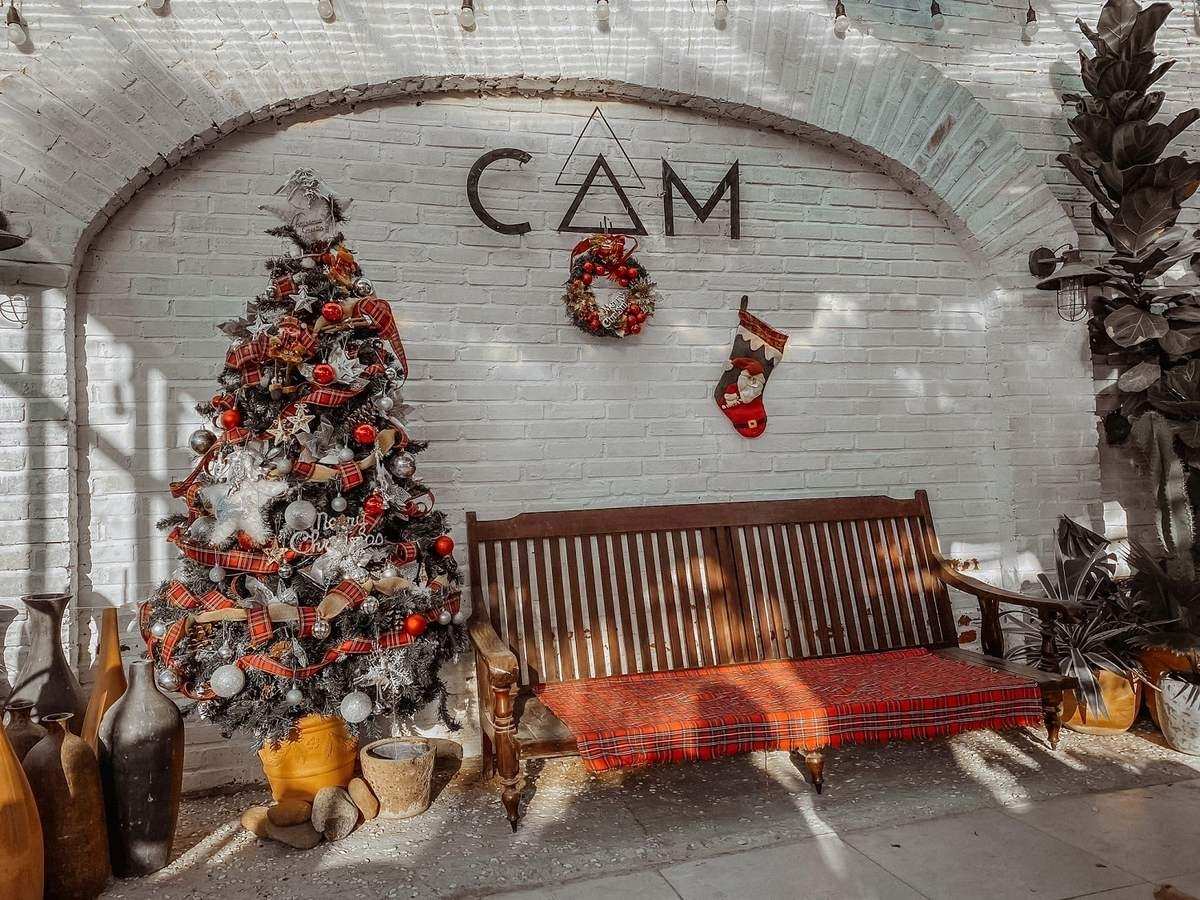 Các quán cafe trang trí Giáng sinh Quảng Ninh mang tới không khí mùa lễ hội châu Âu ngay giữa phố biển.