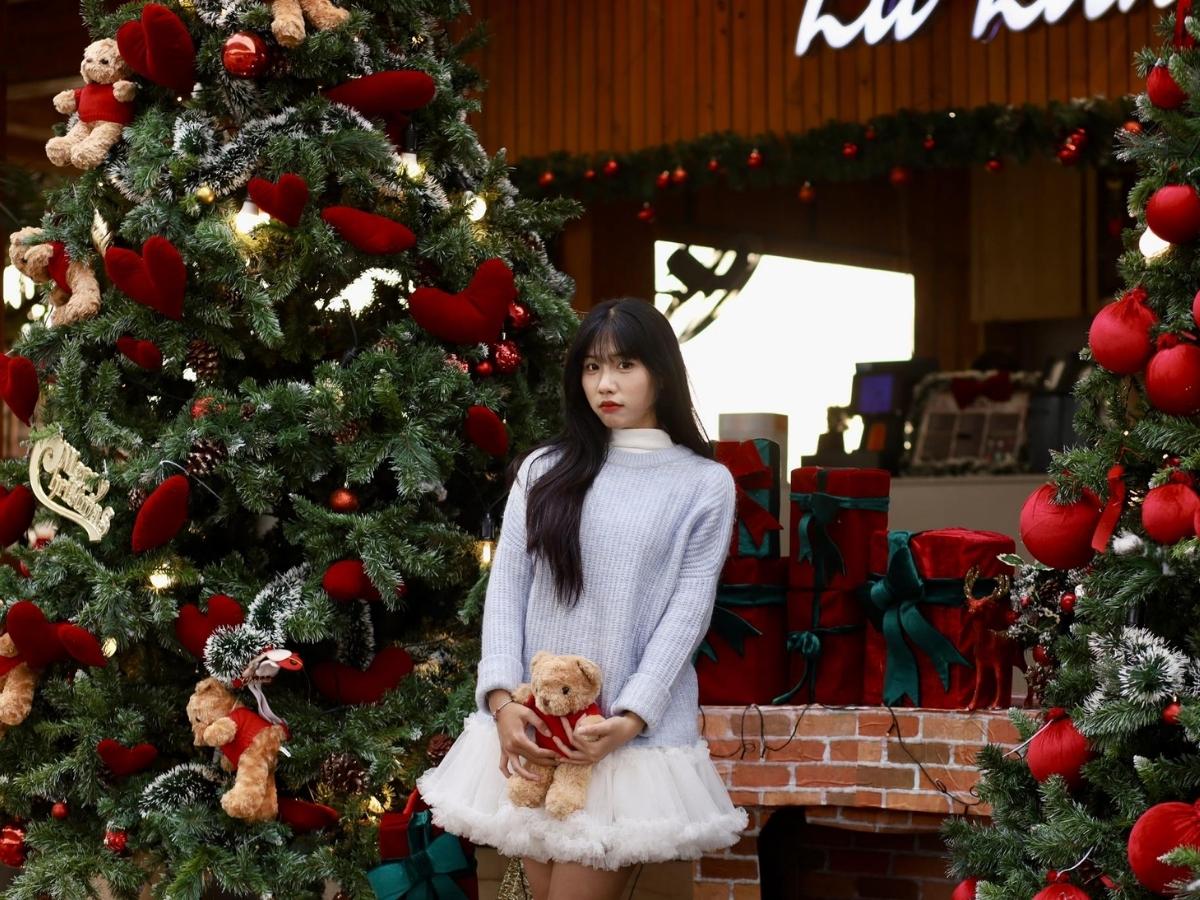 La Luna Coffee Hạ Long gây ấn tượng bởi phong cách trang trí sáng tạo với chủ đề tuần lộc và hộp quà lớn