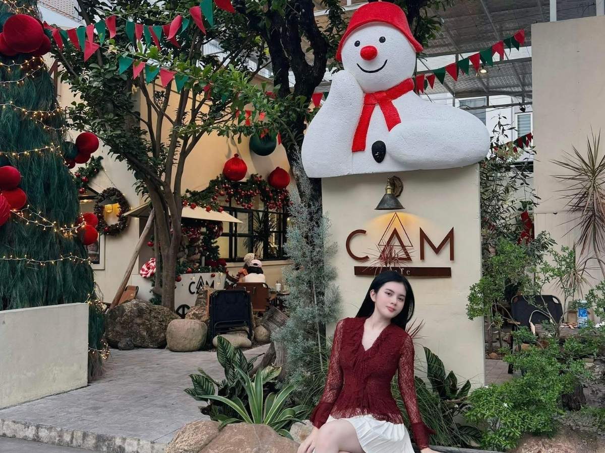 CAM Cafe tọa lạc ngay trung tâm thành phố Hạ Long, gây ấn tượng mạnh với chủ đề trang trí xoay quanh hình ảnh ông già Noel