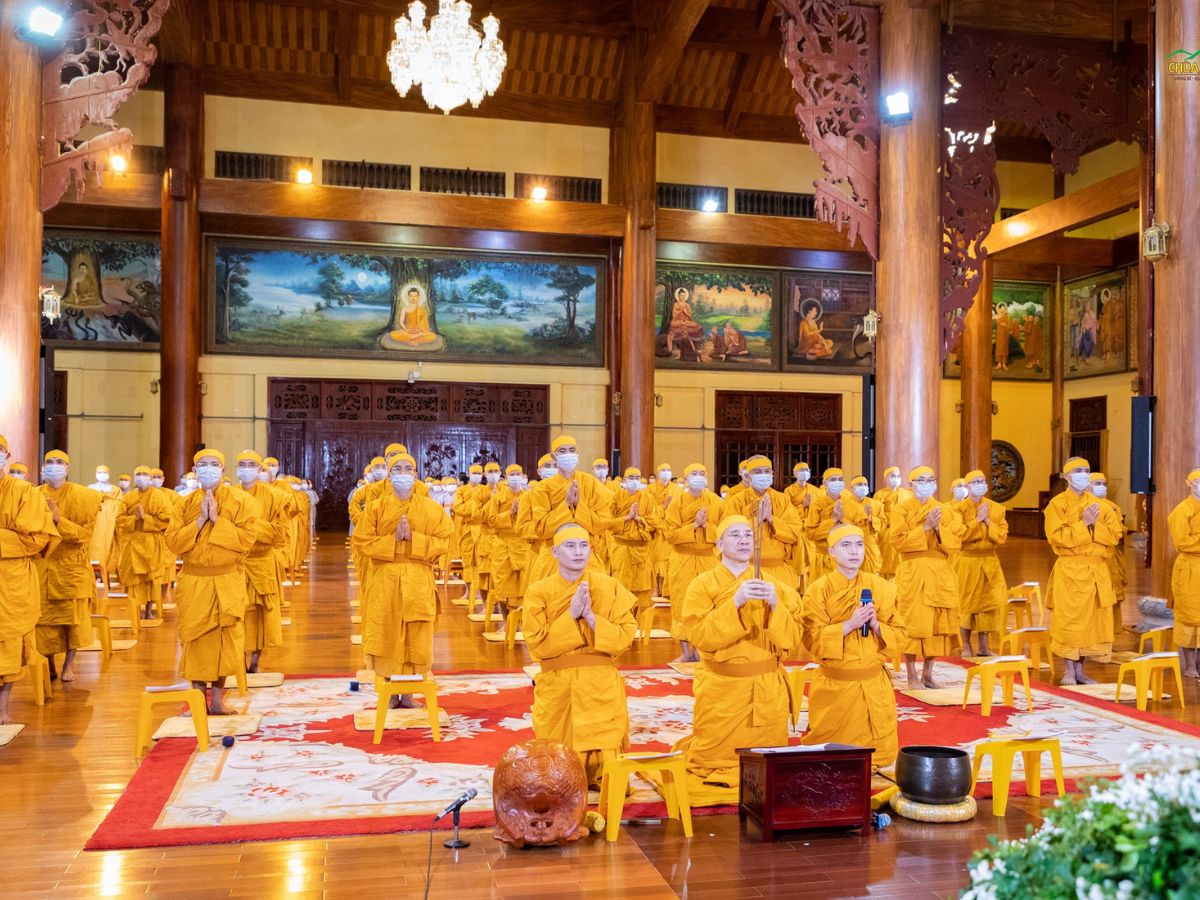 Giữ thái độ nghiêm trang khi đến chùa Ba Vàng Quảng Ninh.