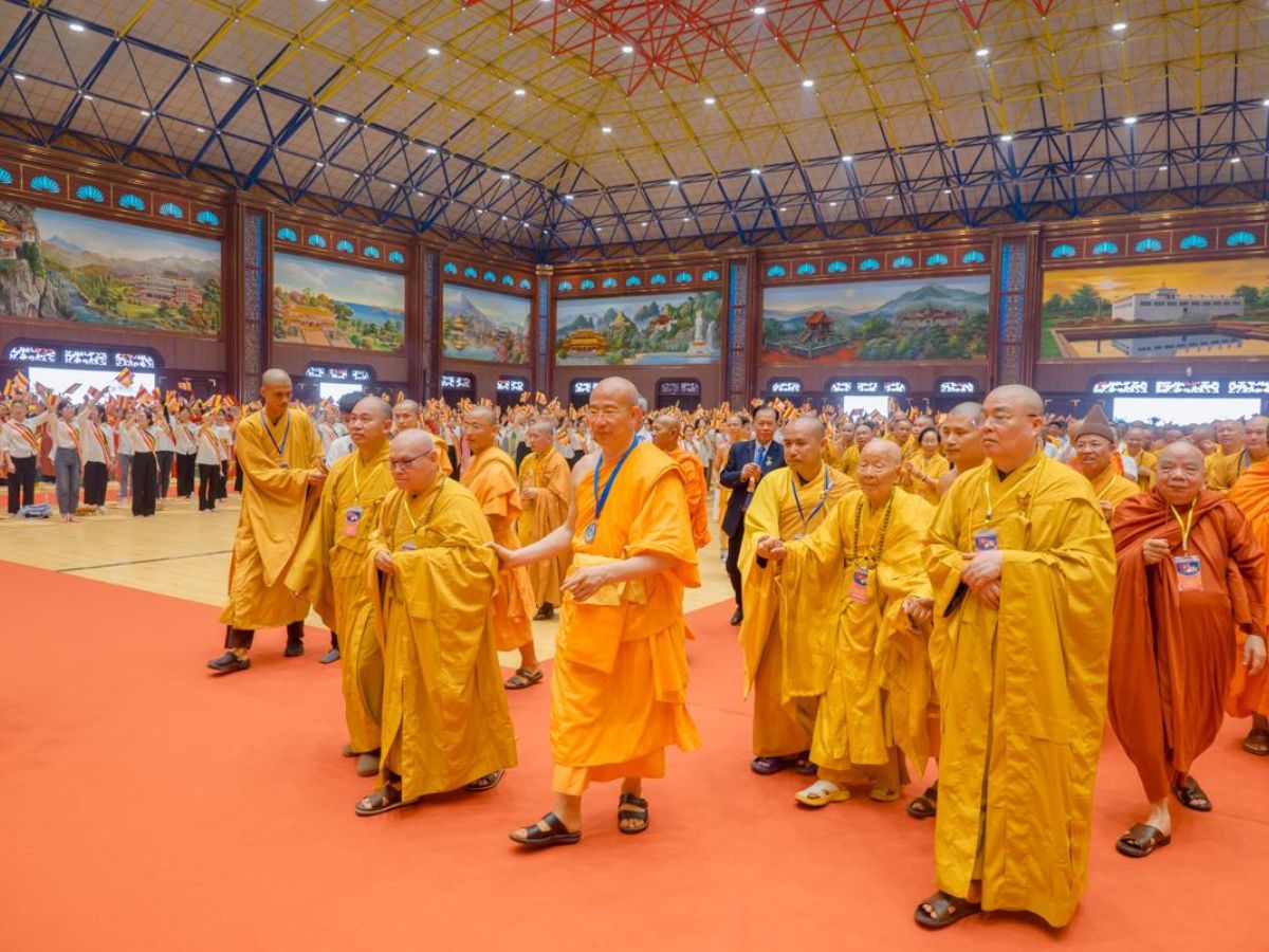 Tên gọi “Ba Vàng” bắt nguồn từ ba ngọn núi vàng bao quanh chùa.