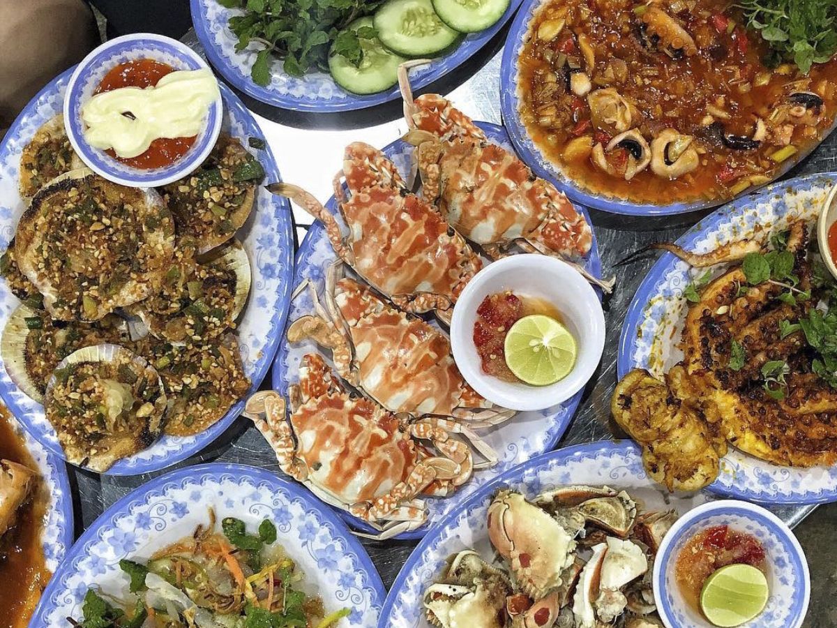 Thưởng thức hải sản tại bãi tắm Hồng Vàn Đồng Tiến Cô Tô Quảng Ninh.