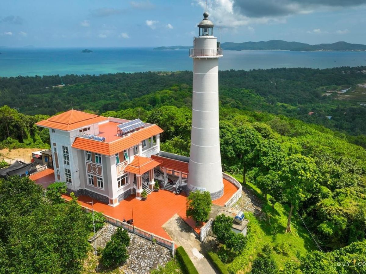 Tham quan ngọn Hải Đăng tại Cô Tô.