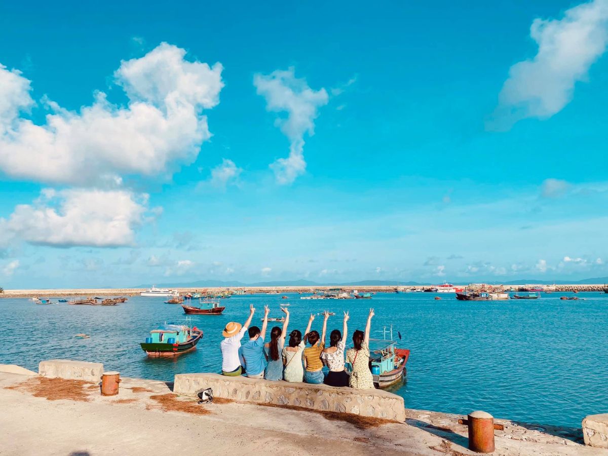 Đảo Cô Tô nổi bật với làn nước trong xanh, bãi cát vàng