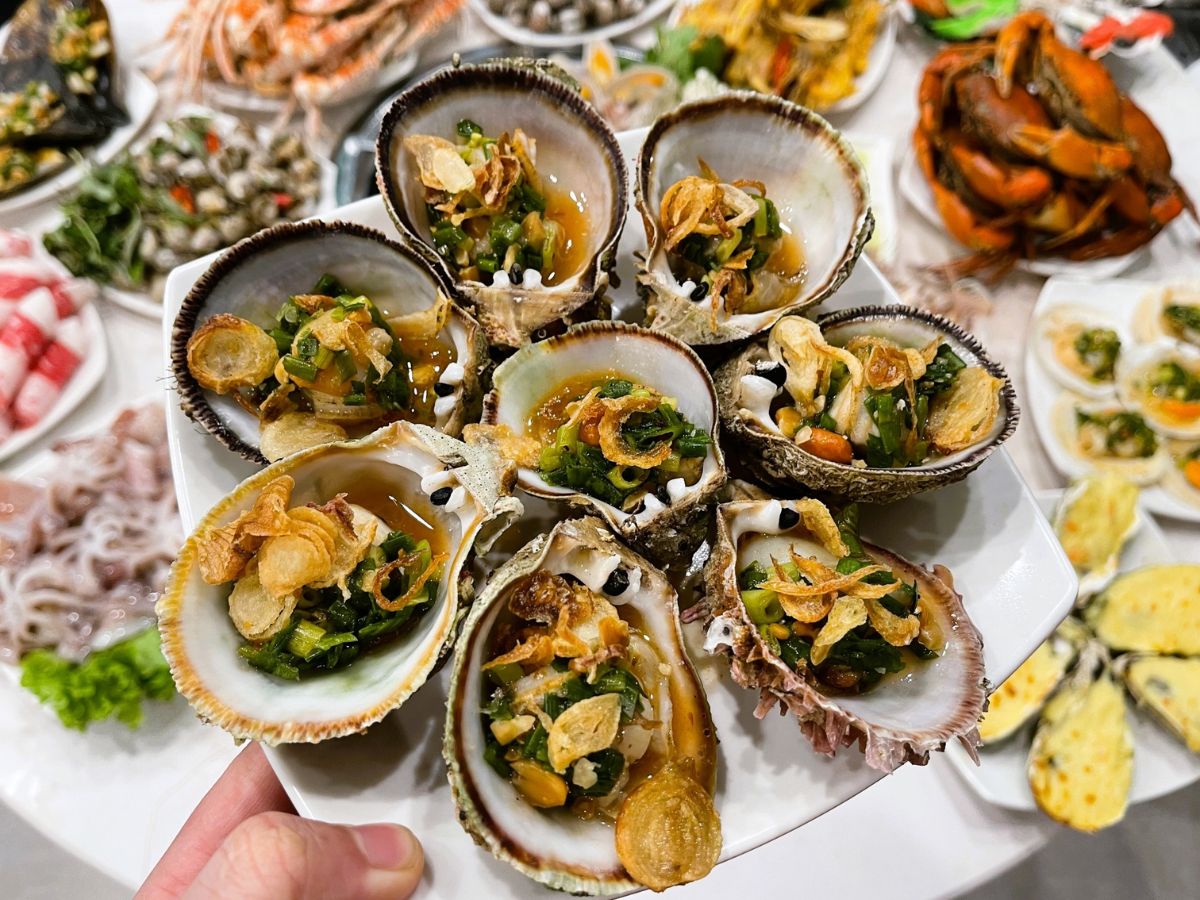 Thưởng thức hải sản tại Vân Đồn Quảng Ninh.