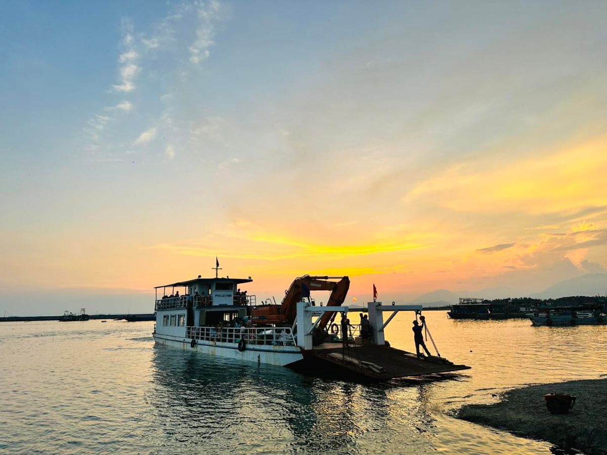 Du khách có thể đi phà để đến đảo Cái Chiên Quảng Ninh