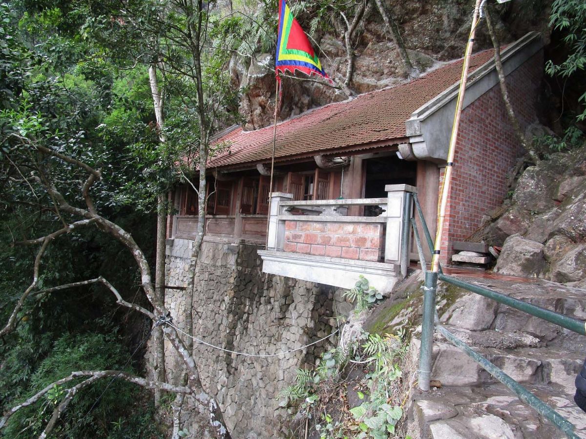 Chùa Một Mái Yên Tử cách chùa Hoa Yên khoảng 200 m.