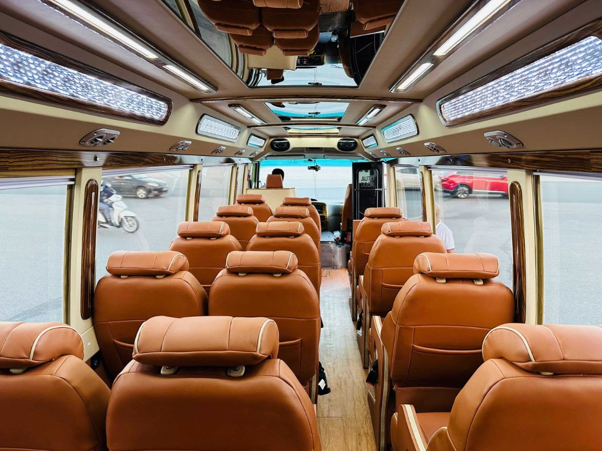 Du khách có thể đi xe Limousine từ Hà Nội đến Hạ Long.