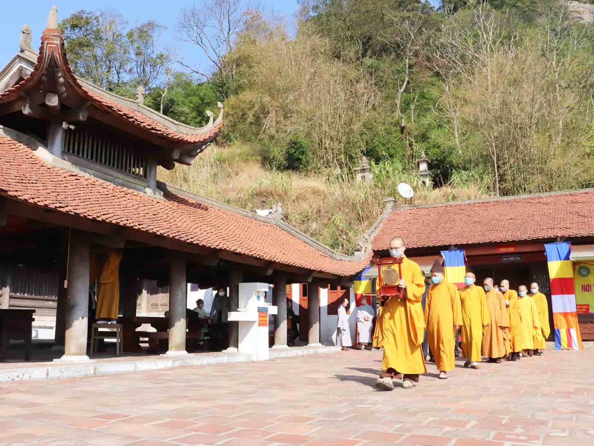 Du khách tham gia lễ hội truyền thống tại chùa Hoa Yên.