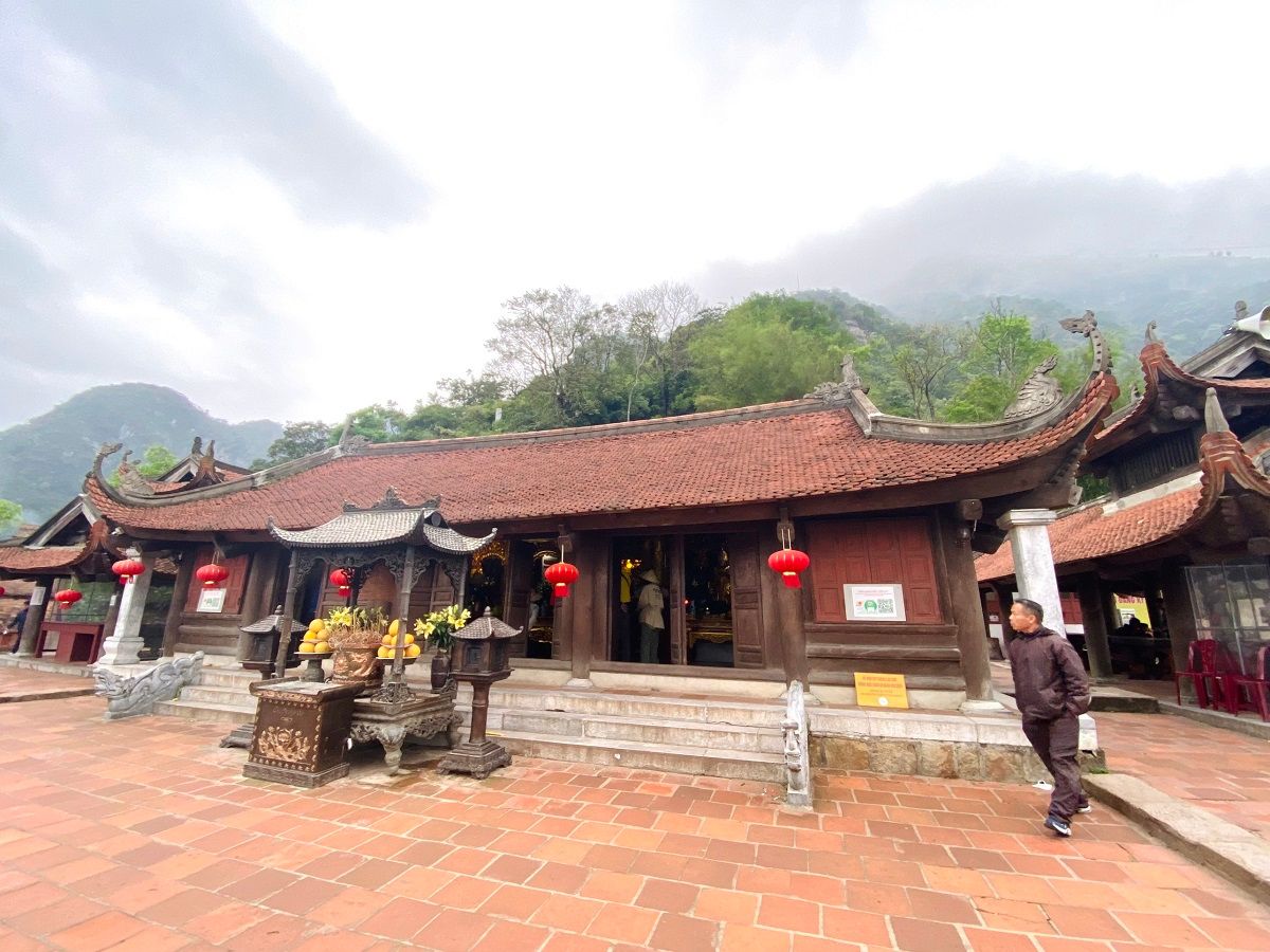 Tổng quan kiến trúc chùa Hoa Yên Yên Tử theo bố cục truyền thống.