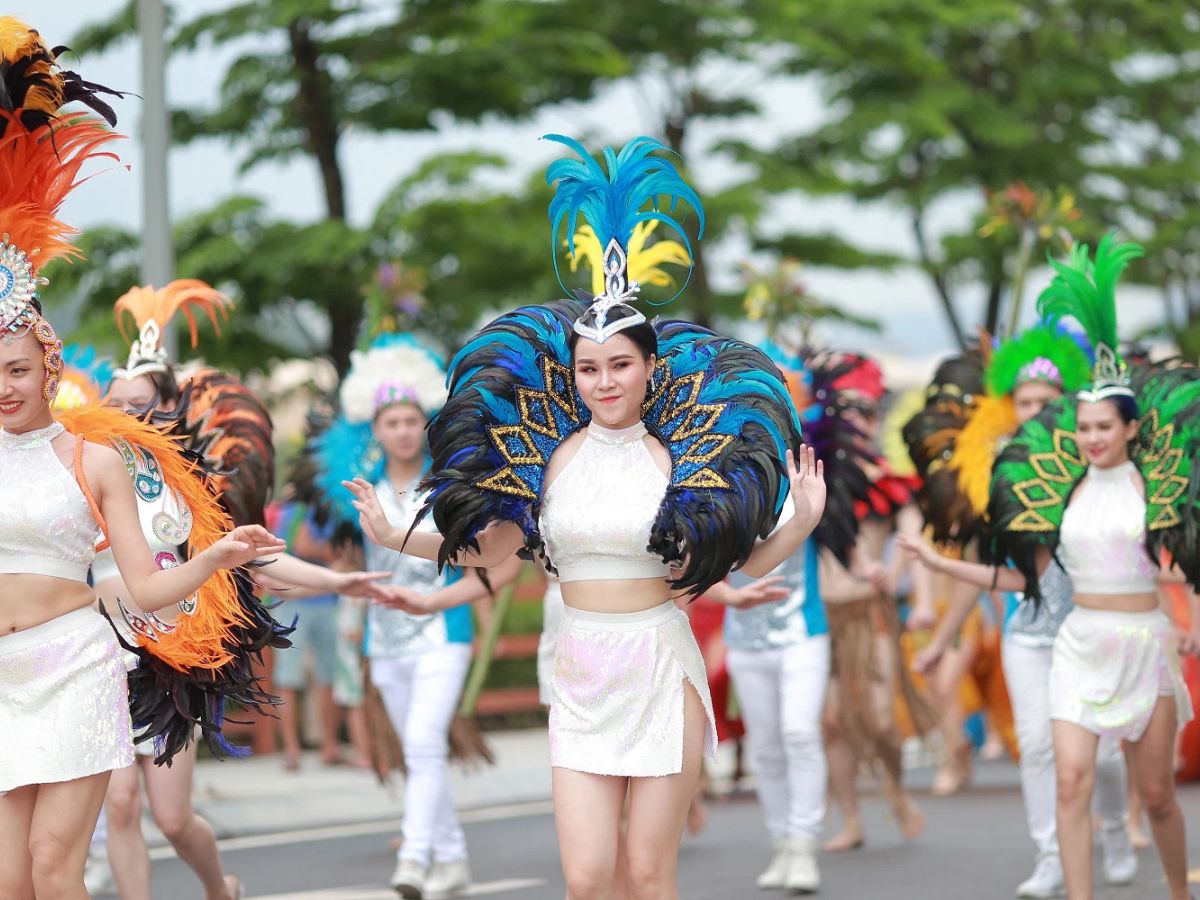 Carnaval Hạ Long thu hút du khách bởi không khí lễ hội sôi động.