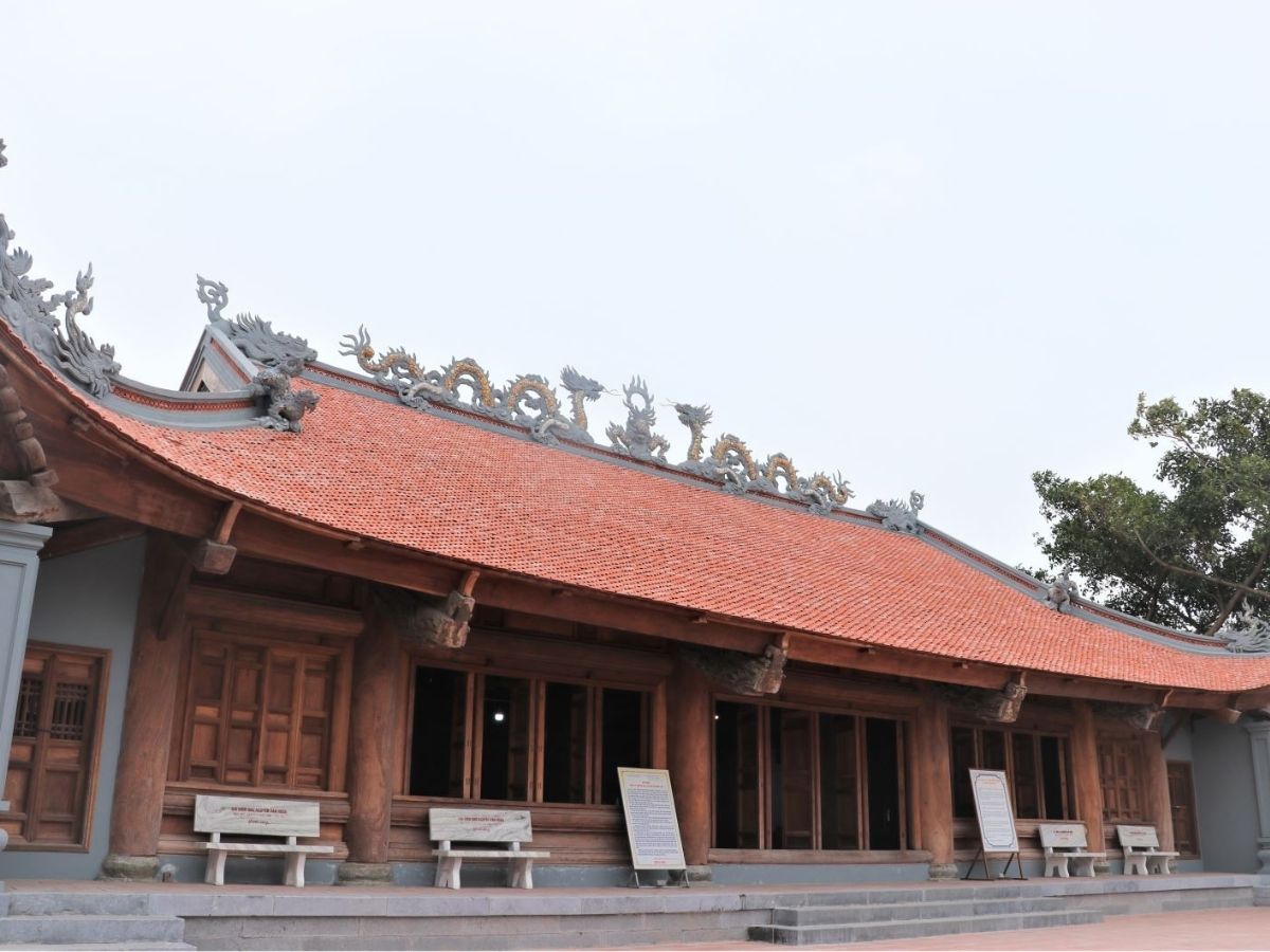 Nằm gần đền thờ Trần Khánh Dư Vân Đồn, đình Quan Lạn được xây dựng từ thế kỷ XVII thời Hậu Lê.