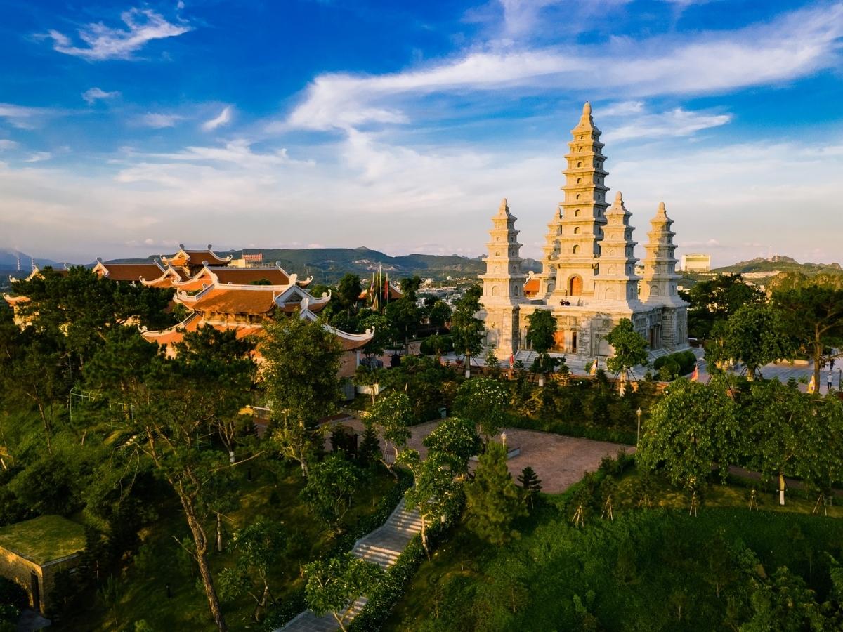 Buổi chiều, khám phá Sun World Ha Long cách đền khoảng 30 km hoặc tìm hiểu thêm về di tích lịch sử Vân Đồn.