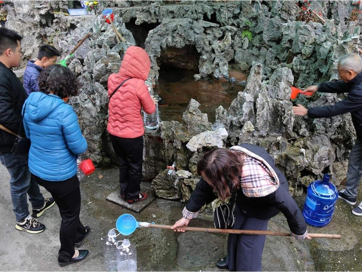 Giếng có nguồn nước quanh năm không bao giờ cạn, kể cả khi thủy triều dâng, trở thành điểm dừng chân không thể bỏ qua khi tham quan khu di tích.