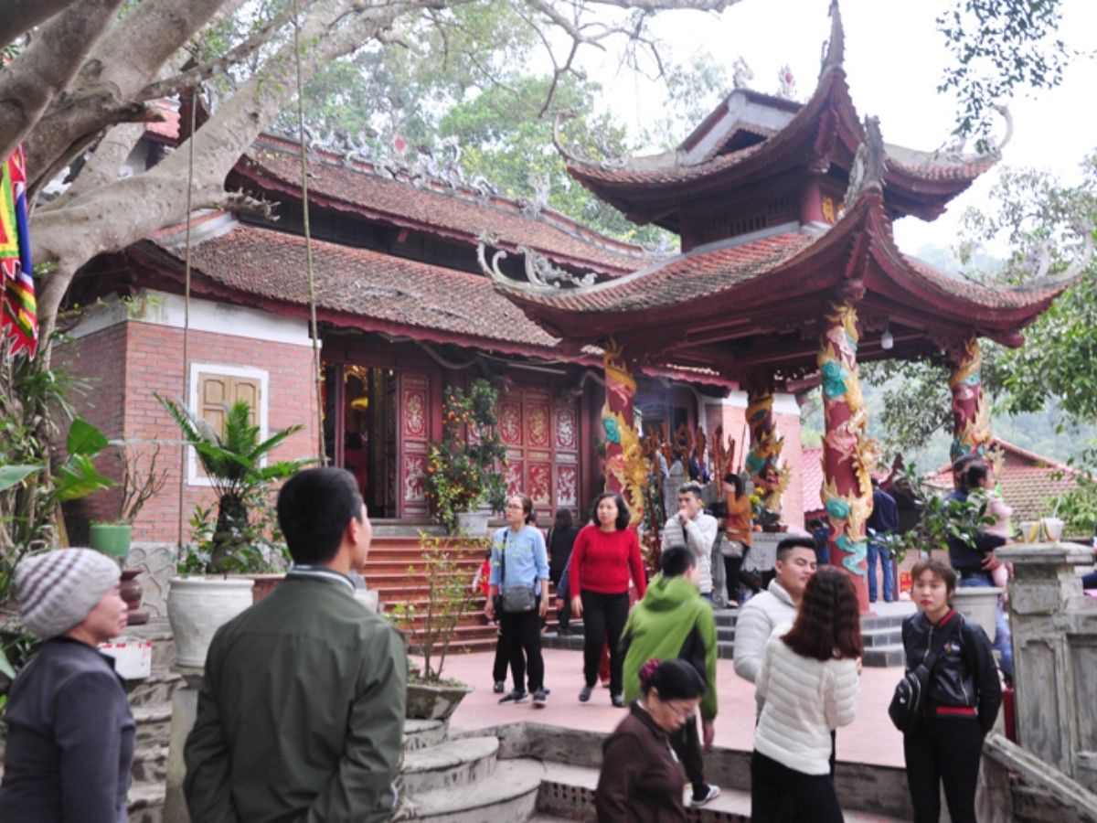 Đến đền Cặp Tiên, du khách và người dân thường thành tâm cầu bình an, sức khỏe, may mắn, cuộc sống hanh thông và gia đạo yên ấm.