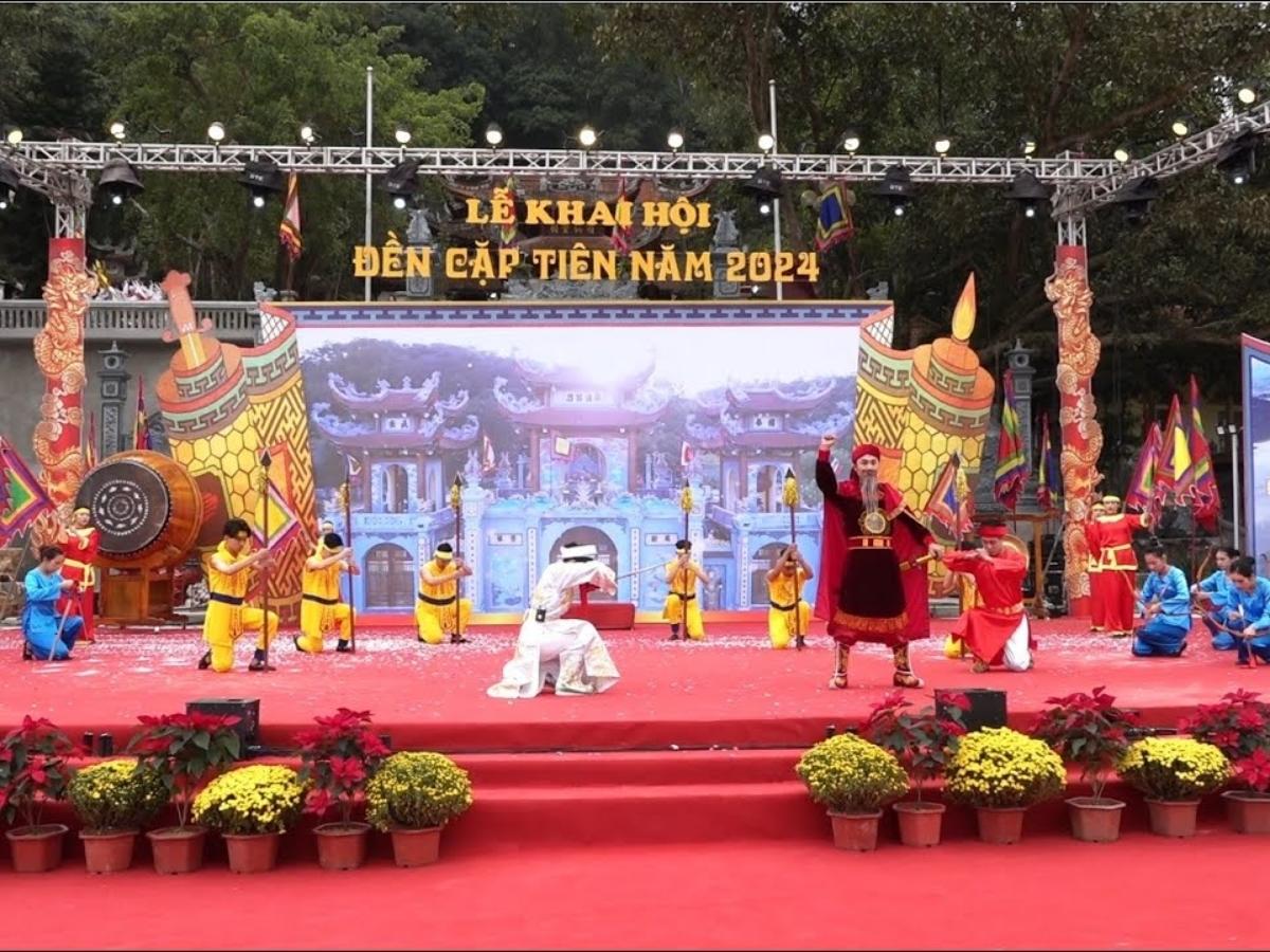 Đền tọa lạc ở vị trí thuận lợi với lưng tựa dãy núi Tiên, phía trước trải rộng vịnh Bái Tử Long, tạo nên không gian sơn thủy hữu tình.