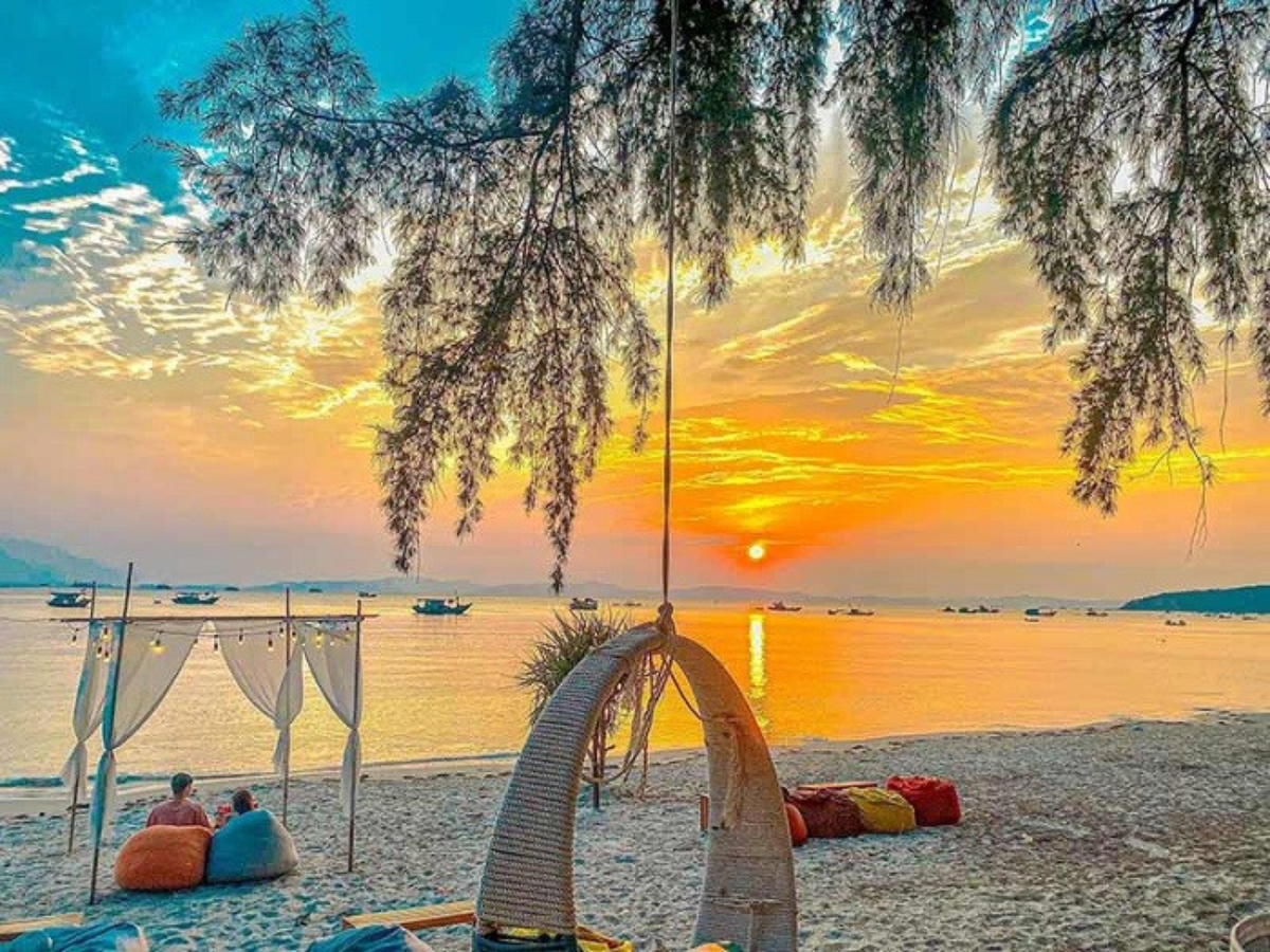 Mùa hè Cô Tô phù hợp cho du khách yêu thích hoạt động biển sôi động và náo nhiệt