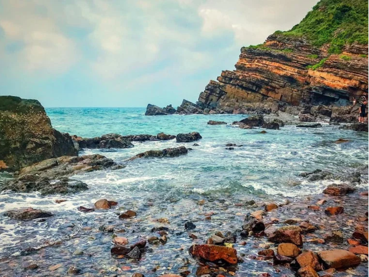 Mùa đông đưa Cô Tô trở về vẻ nguyên sơ với thời tiết lạnh và gió mạnh