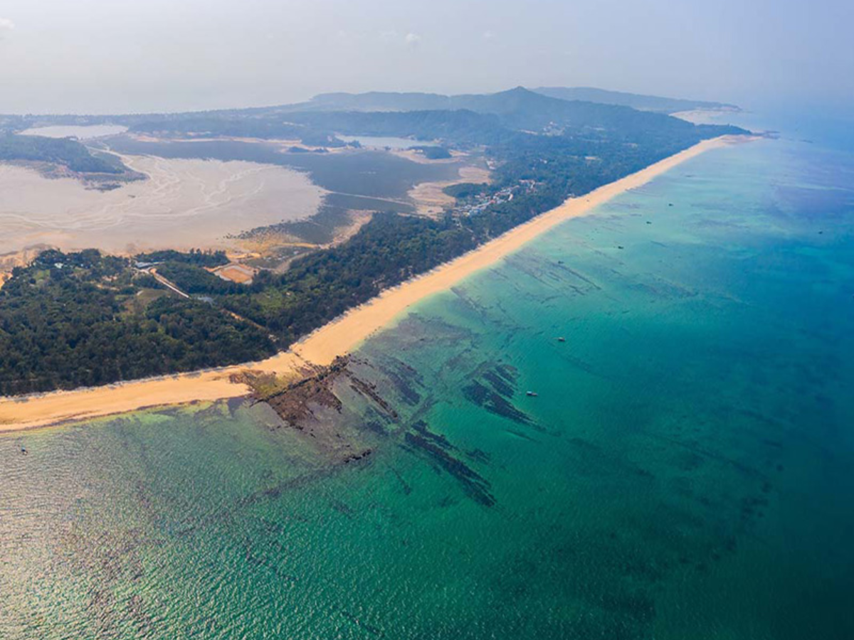 Hành trình nên bắt đầu bằng bãi biển Hồng Vàn với nước xanh và cát trắng mịn