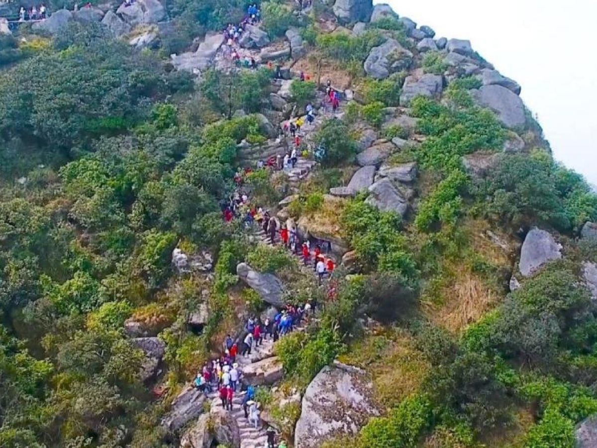 Đỉnh Yên Tử cao 1.068 m so với mực nước biển và có nhiều đỉnh nhấp nhô. (Nguồn: Sưu tầm)