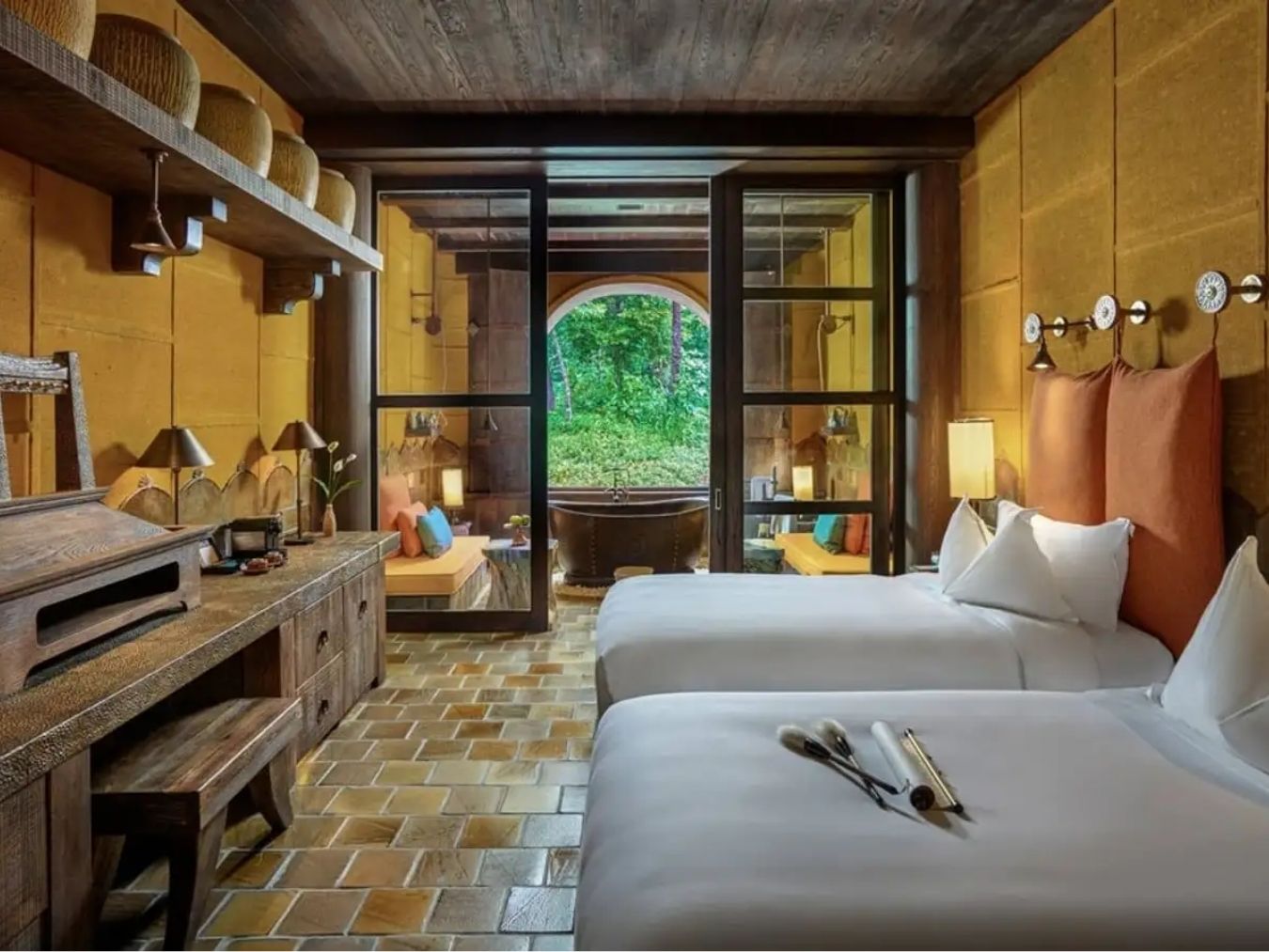 Ngày đầu tiên, sau khi di chuyển và nhận phòng, du khách có thể khám phá nét kiến trúc độc đáo của làng Nương. (Nguồn: Sưu tầm)