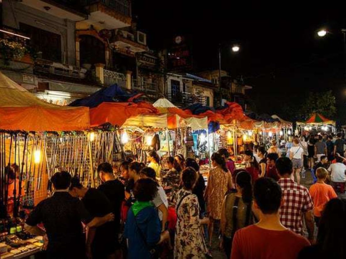 Chợ đêm Hạ Long và quảng trường ven biển là nơi tập trung đông người vào buổi tối. (Nguồn: Sưu tầm)