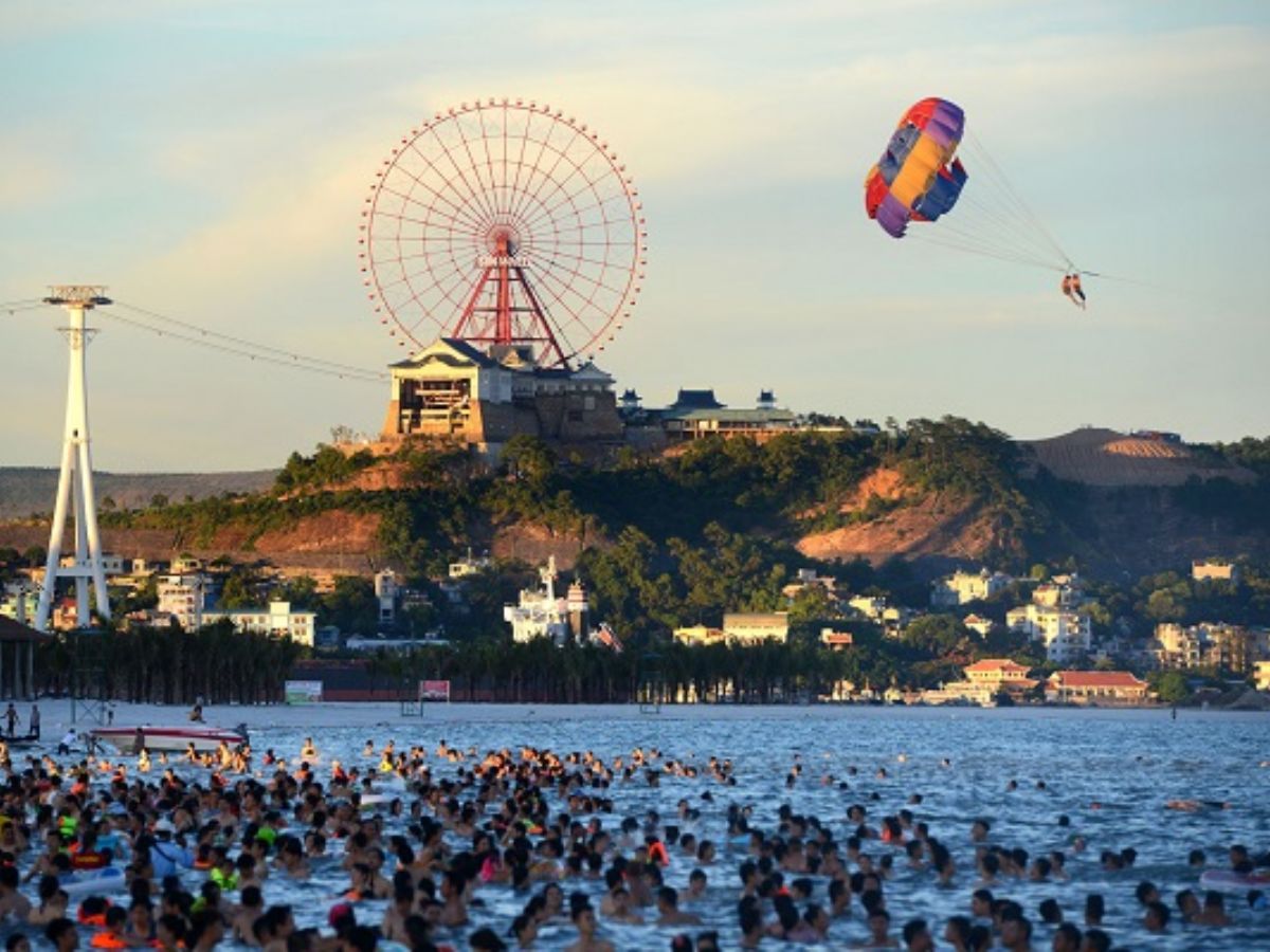 Bạn có thể vui chơi tại Sun World vào đầu chiều khi nhiều đoàn khách còn tham quan trên vịnh. (Nguồn: Sưu tầm)