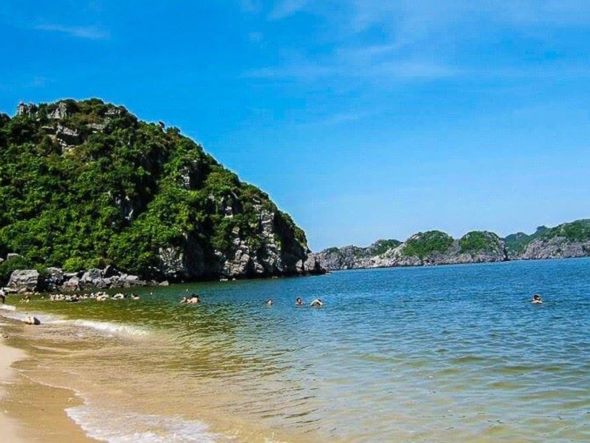 Cuối tháng 4 Hạ Long bước vào mùa biển đẹp nhất trời nắng dịu nước trong sóng êm thích hợp du lịch. (Nguồn: Sưu tầm)