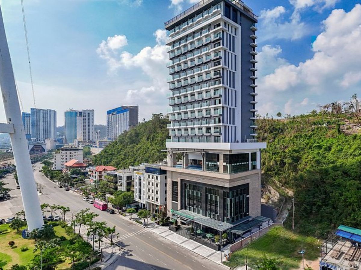 Wyndham Legend Radisson Blu và Mường Thanh Luxury Quảng Ninh phù hợp khách thích trung tâm và đa dạng mức giá. (Nguồn: Sưu tầm)