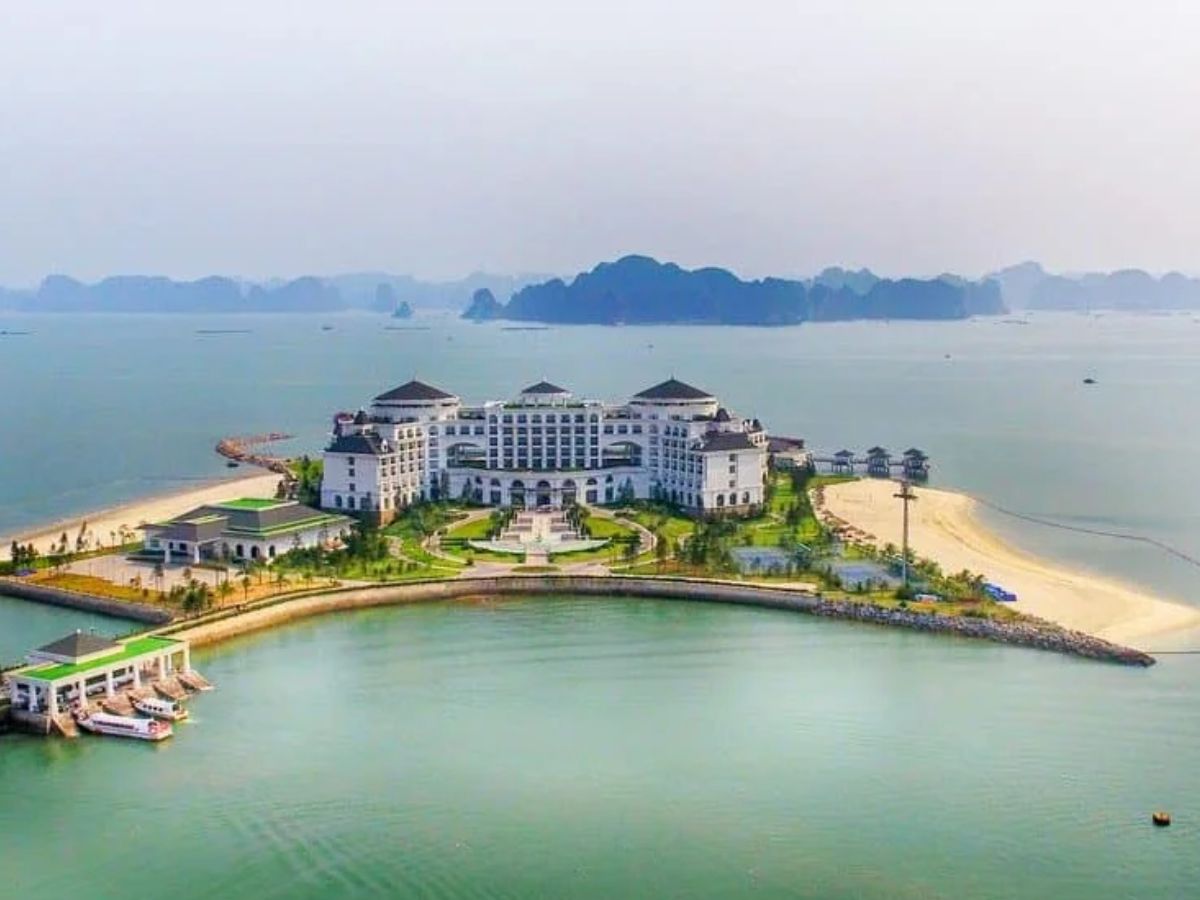 Vinpearl Resort & Spa Hạ Long nổi bật với vị trí đảo riêng kiến trúc tân cổ điển và bãi biển riêng. (Nguồn: Sưu tầm)