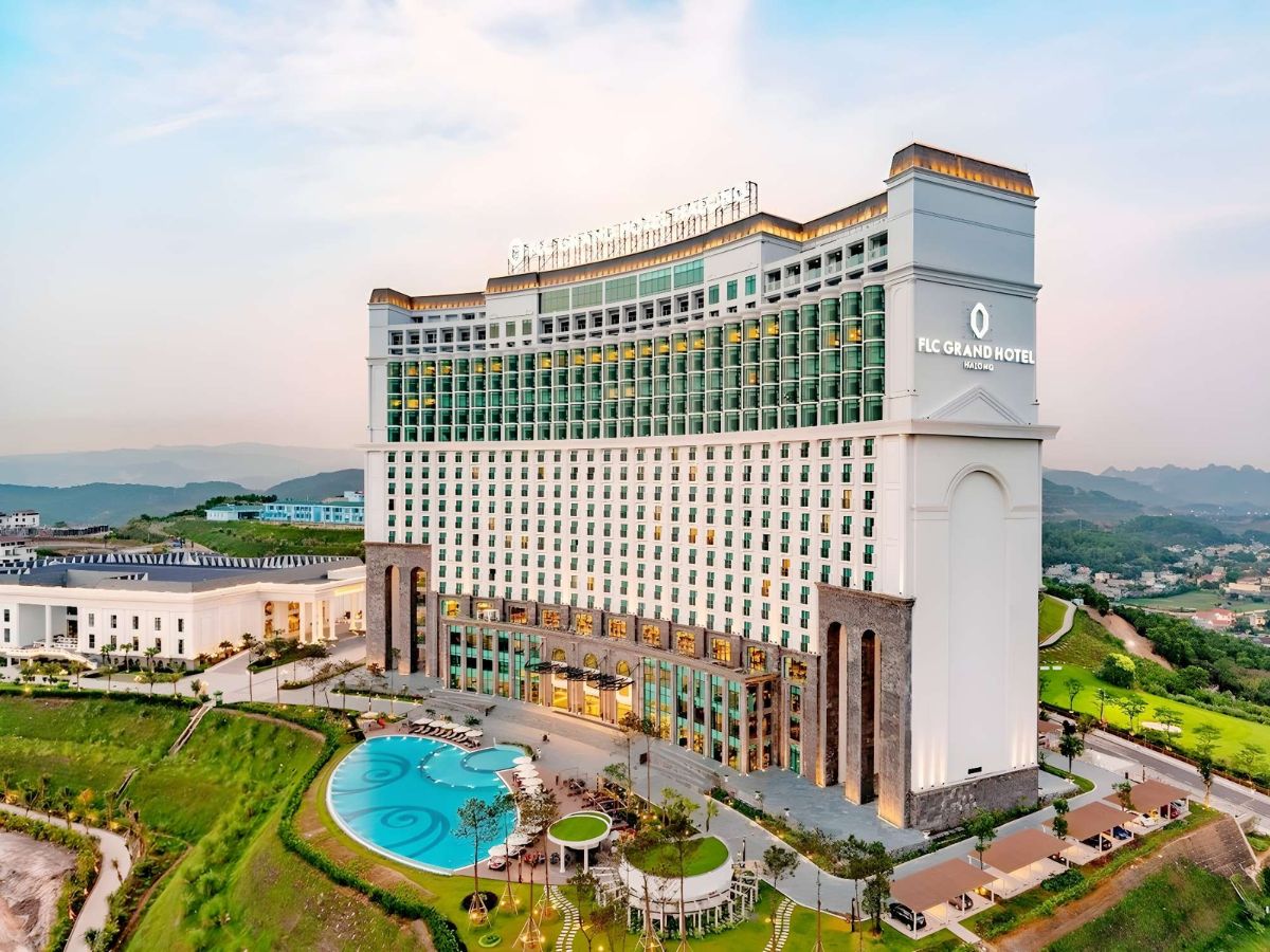 FLC Halong Bay Golf Club Luxury Resort nổi bật với tầm nhìn cao sân golf rộng và không gian thoáng đãng. (Nguồn: Sưu tầm)