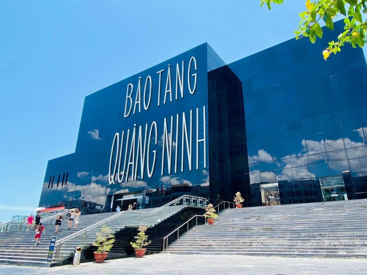 Khu Hòn Gai có giá mềm hơn phù hợp du khách muốn tránh đông và thuận tiện tham quan ăn uống. (Nguồn: Sưu tầm)