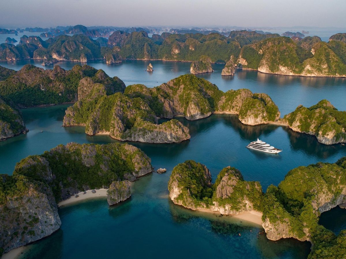 Vịnh Hạ Long nổi bật với hàng nghìn đảo đá vôi hệ thống hang động kỳ ảo và mặt nước xanh ngọc đặc trưng. (Nguồn: Sưu tầm)