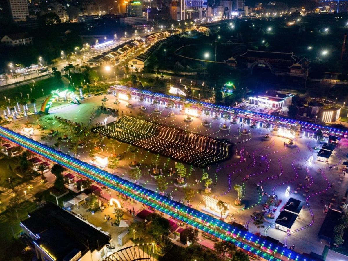 Buổi tối thành phố sôi động khi du khách đổ về quảng trường trung tâm tham dự Carnaval Hạ Long. (Nguồn: Sưu tầm)