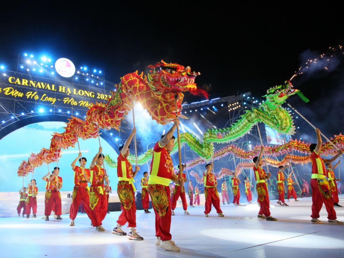 Carnaval Hạ Long là sự kiện văn hóa du lịch lớn dịp 30/4 thu hút đông đảo du khách. (Nguồn: Sưu tầm)