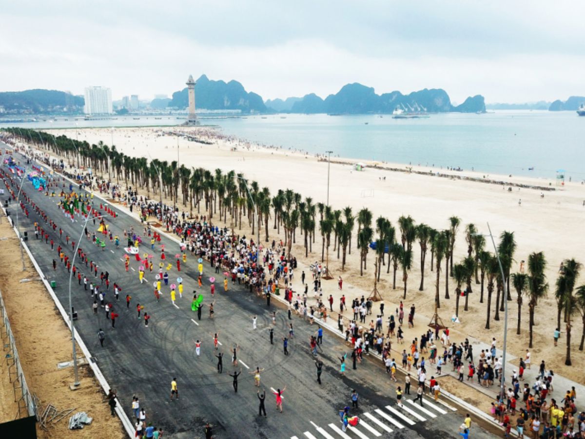 Dạo bộ dọc cung đường ven biển Bãi Cháy là trải nghiệm đáng tiền với không gian thoáng đãng hiện đại. (Nguồn: Sưu tầm)
