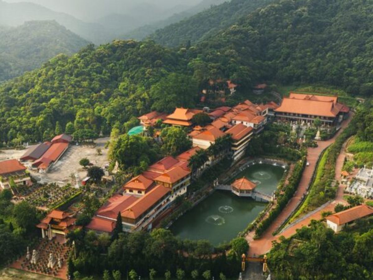 Yên Tử gắn liền Thiền phái Trúc Lâm với hệ thống chùa chiền giữa núi rừng thanh tịnh. (Nguồn: Sưu tầm)