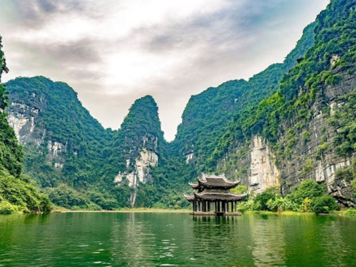 Ninh Bình nổi tiếng với quần thể Tràng An chùa Bái Đính và Hang Múa. (Nguồn: Sưu tầm)