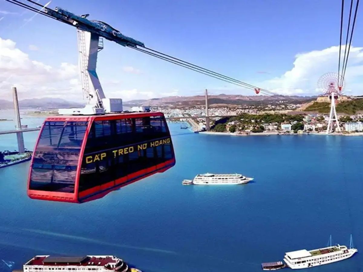 Buổi chiều bạn có thể vui chơi tại Sun World Ha Long và đi cáp treo Nữ Hoàng ngắm vịnh. (Nguồn: Sưu tầm)