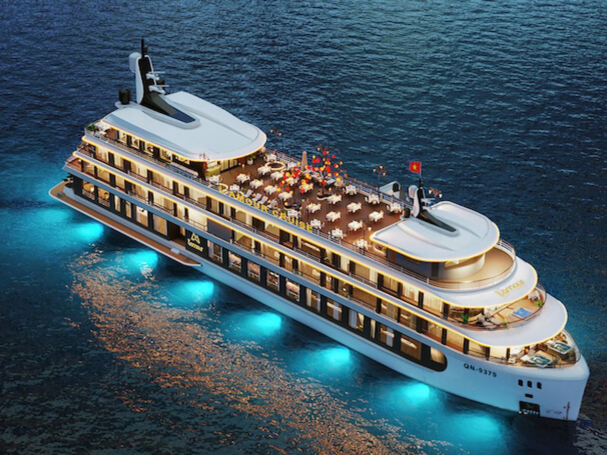 Nếu không ngủ đêm bạn có thể chọn du thuyền cao cấp trong ngày tham quan hang đảo Titop và chèo kayak. (Nguồn: Sưu tầm)