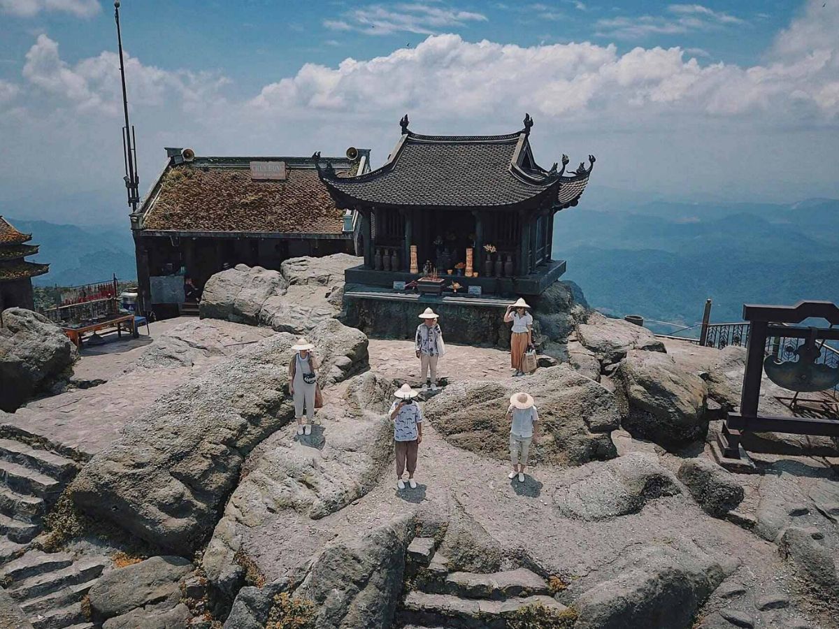 Hành trình lên Yên Tử qua bậc đá và rừng cây tạo cảm giác tách biệt khỏi ồn ào. (Nguồn: Sưu tầm)